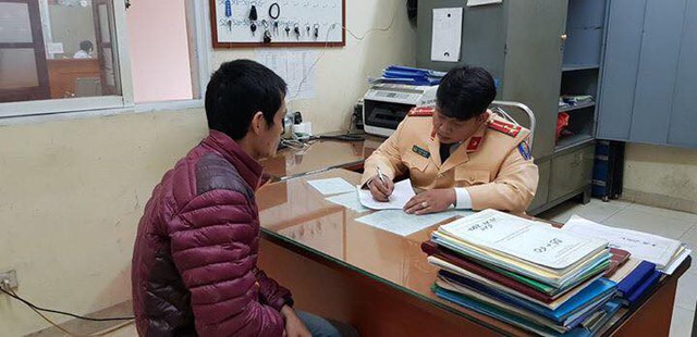 Phạt 1 triệu, tước giấy phép của tài xế đi ngược chiều đường trên cao - Ảnh 2. Phạt 1 triệu, tước giấy phép của tài xế đi ngược chiều đường trên cao - Ảnh 2.