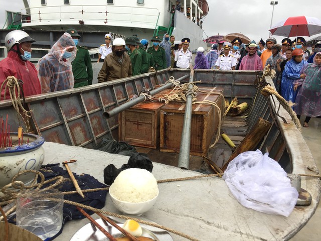 Đưa 33 ngư dân và 2 thi thể thuyền viên gặp nạn vào bờ - Ảnh 7.