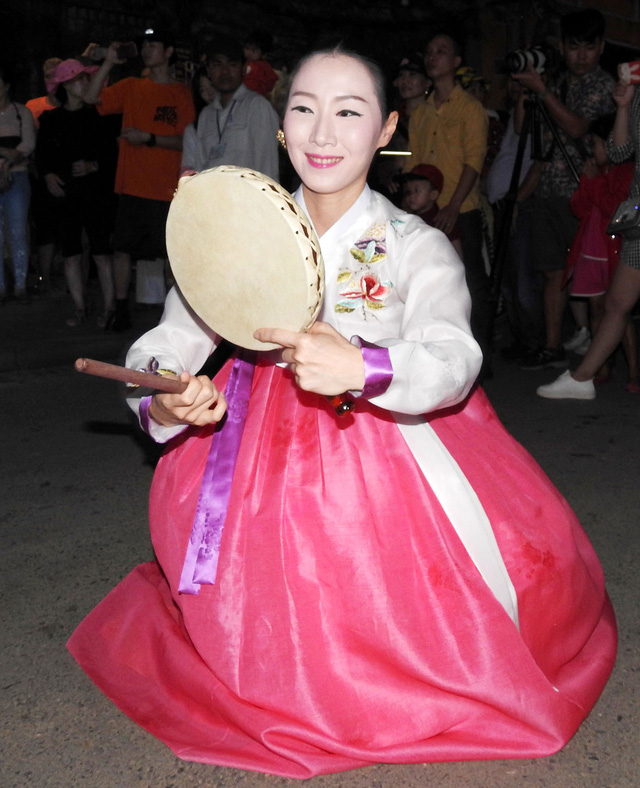Múa cổ truyền Hàn Quốc trên đường phố Hội An - Ảnh 6.