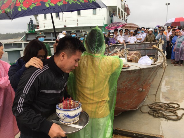 Đưa 33 ngư dân và 2 thi thể thuyền viên gặp nạn vào bờ - Ảnh 4.