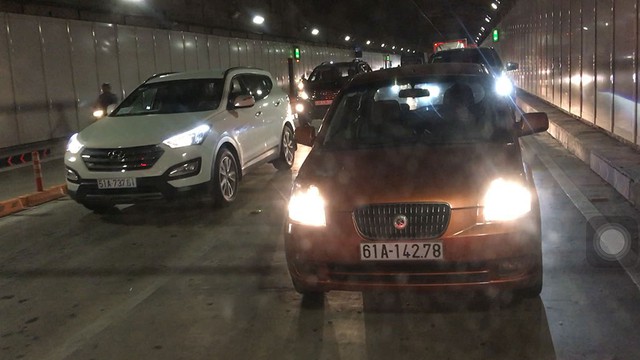 Ùn ứ xe hơn 40 phút trong đường hầm sông Sài Gòn - Ảnh 1.