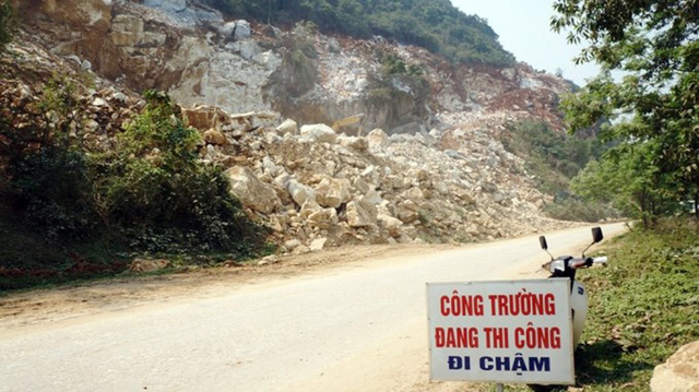 Sập mỏ đá ở Nghệ An, 1 người chết, 2 người bị thương - Ảnh 1.
