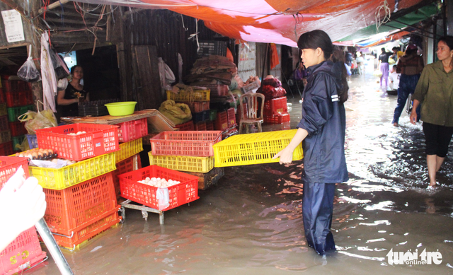 Tiểu thương Vinh lao đao cứu hàng trong nước ngập thắt lưng - Ảnh 4.