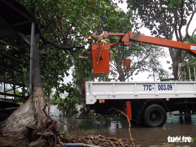 Bão mạnh khủng khiếp: Người mất tích, đèo sạt lở, đường sắt gián đoạn - Ảnh 2.