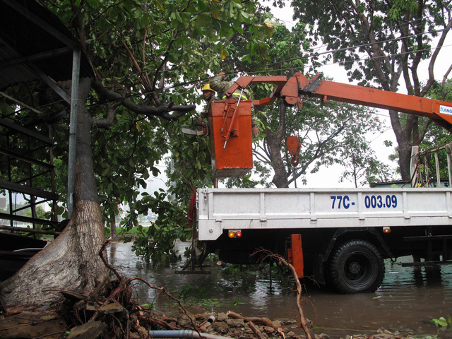 Bão mạnh khủng khiếp: Khánh Hòa, Phú Yên hàng ngàn nhà bay nóc, nhiều người mất tích - Ảnh 2.