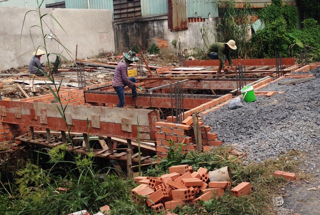 Xây cầu bê tông vào nhà ảnh hưởng xung quanh, giải quyết sao? - Ảnh 1.