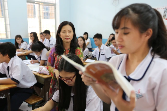 Không dạy ngoài sách giáo khoa, giáo viên ngỡ ngàng - Ảnh 1.