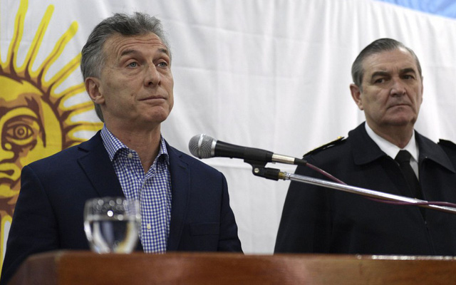 Tổng thống Mauricio Macri (trái) trong lần họp báo về vụ tàu ngầm cùng đô đốc Marcelo Srur, người vừa bị cách chức - Ảnh: AFP