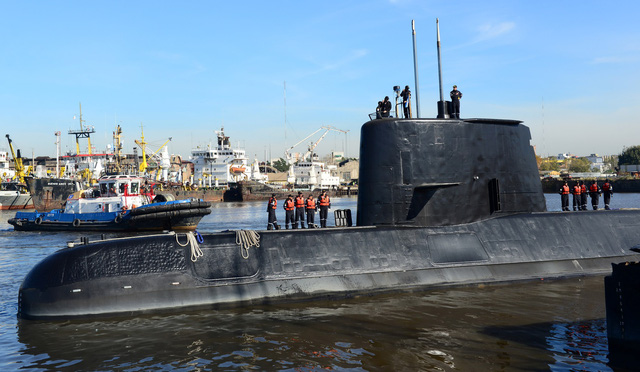 Tàu ngầm ARA San Juan trong lần rời cảng Buenos Aires ngày 2-6-2014 - Ảnh: REUTERS