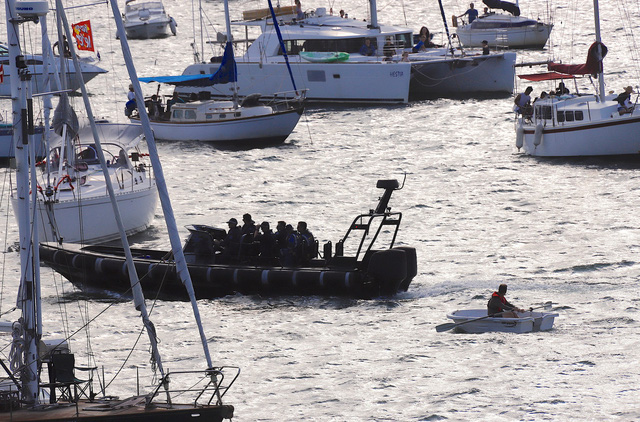 Tàu cảnh sát Úc tại khu vực cảng Sydney ngày 31/12. Ảnh: Reuters
