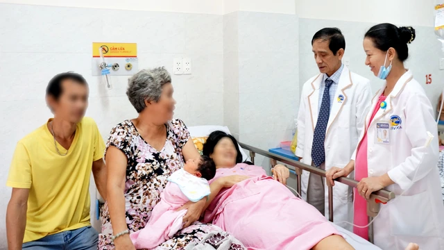 Phẫu thuật cứu sống hai mẹ con sản phụ - Ảnh 1. Phẫu thuật cứu sống hai mẹ con sản phụ - Ảnh 1.