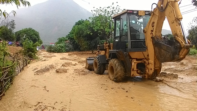 Sơn La: Lũ vẫn chia cắt, cô lập huyện Phù Yên - Ảnh 2.