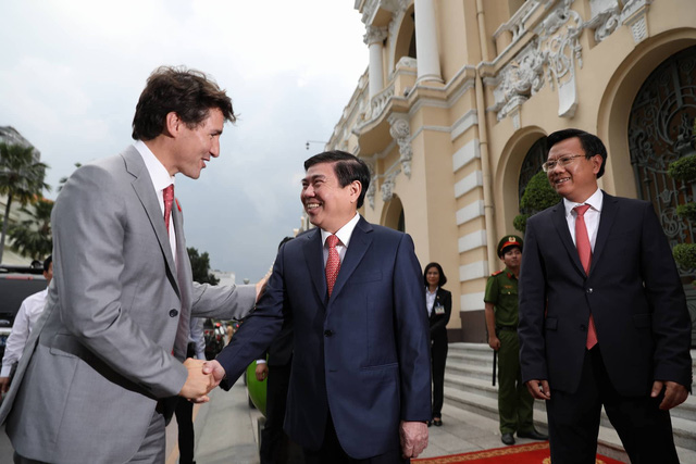 Thủ tướng Canada Justin Trudeau gõ chiêng tại sàn chứng khoán - Ảnh 4.