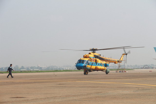 Trực thăng đưa ngư dân từ đảo Sinh Tồn về TP.HCM cấp cứu - Ảnh 2.