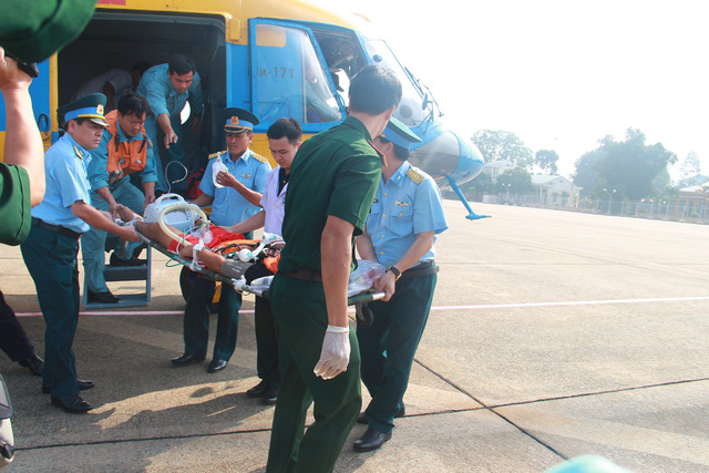 Trực thăng đưa ngư dân từ đảo Sinh Tồn về TP.HCM cấp cứu - Ảnh 1.