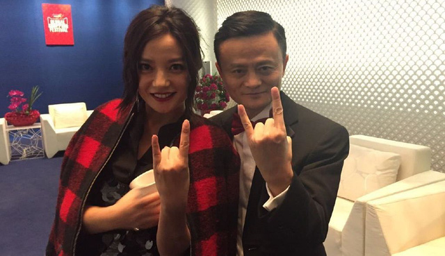 Tỉ phú Jack Ma hát nhạc phim Công thủ đạo cùng Vương Phi - Ảnh 4.