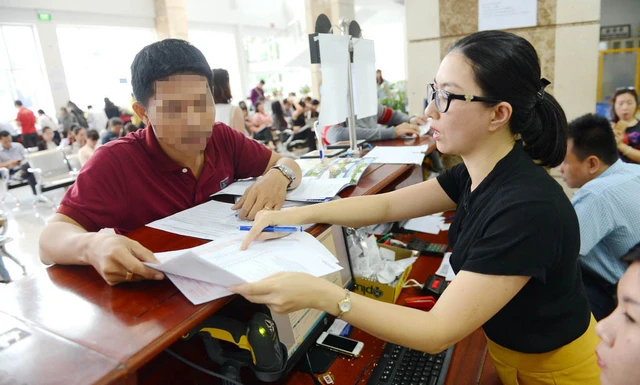 Nhiều rắc rối do trùng số CMND - Ảnh 1.