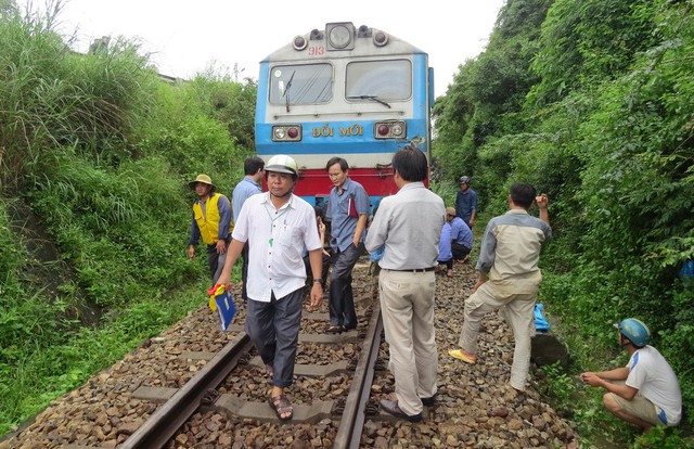 Đá đổ ập, đầu kéo tàu hỏa trật bánh - Ảnh 2.