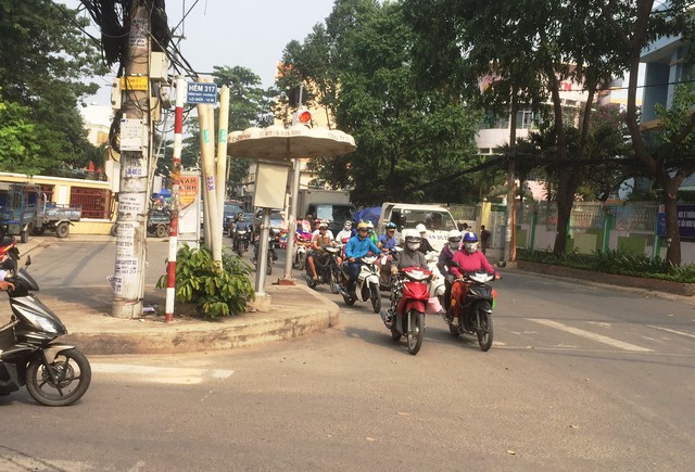 Dừng chờ đèn đỏ, một thiếu tá công an bị đánh trọng thương - Ảnh 1. Dừng chờ đèn đỏ, một thiếu tá công an bị đánh trọng thương - Ảnh 1.