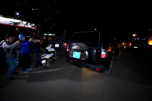 Một chiếc xe biển xanh của Bộ công an rời khỏi khu vực tòa CT4 - chung cư Sông Đà (quận Nam Từ Liêm, Hà Nội), nơi có nhà của ông Đinh La Thăng vào tối 8-12 - Ảnh: NGUYỄN KHÁNH