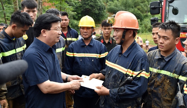 Tìm được 9 thi thể trong số 18 người bị vùi lấp tại Hòa Bình - Ảnh 13.