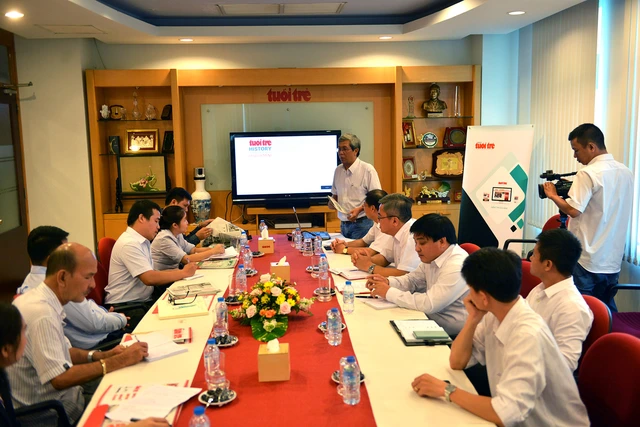 Đoàn nhà báo Lào tham quan báo Tuổi Trẻ - Ảnh 2.