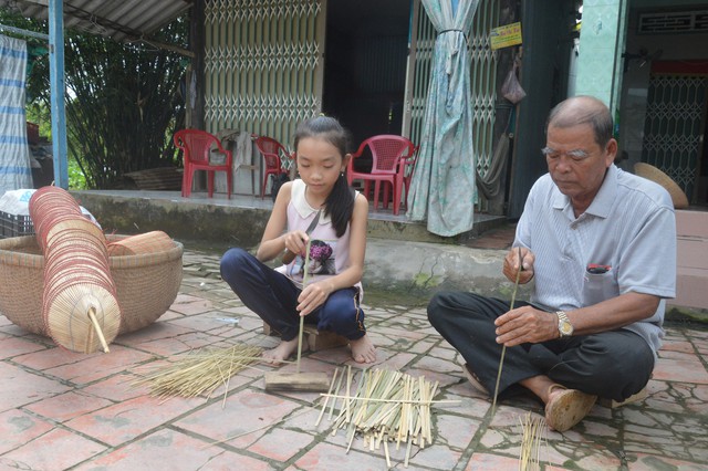 Tuổi thơ một buổi bán cá một buổi đến trường - Ảnh 4.