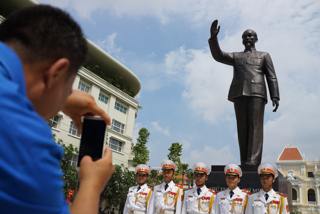 TP.HCM bảo dưỡng định kỳ tượng đài Chủ tịch Hồ Chí Minh - Ảnh 1.