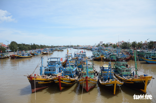 Bình Thuận: Tất cả tàu thuyền vào neo đậu an toàn, học sinh nghỉ hai ngày - Ảnh 1.