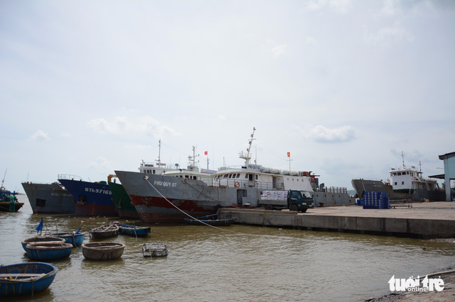 Bình Thuận: Tất cả tàu thuyền vào neo đậu an toàn, học sinh nghỉ hai ngày - Ảnh 3.