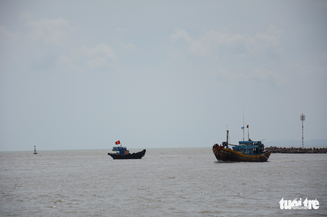 Bình Thuận: Tất cả tàu thuyền vào neo đậu an toàn, học sinh nghỉ hai ngày - Ảnh 4.