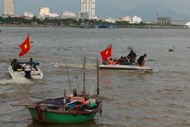 Diễn tập chống khủng bố trên sông Hàn - Ảnh 4.