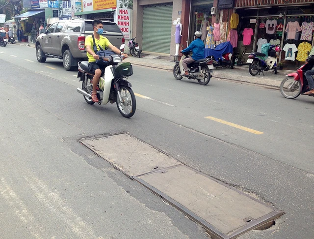 Hố ga mà biết nói năng, đợi chờ xử lý người dân... mỏi mòn! - Ảnh 1. Hố ga mà biết nói năng, đợi chờ xử lý người dân... mỏi mòn! - Ảnh 1.