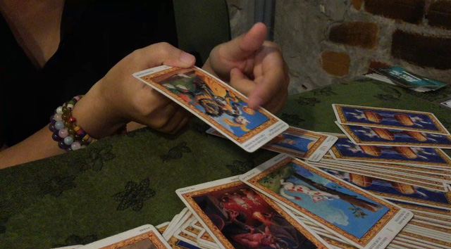 Coi bài Tarot ở Sài Gòn, mê tín hay phong trào? - Ảnh 2.