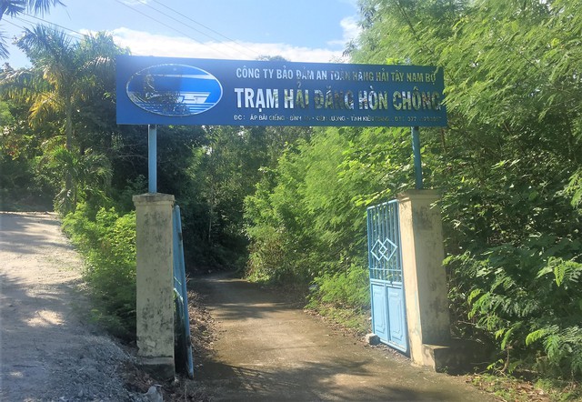 Gia cố lại khu vực chân tháp hải đăng Hòn Chông - Ảnh 1.