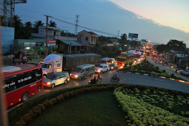 Cao tốc TP.HCM - Trung Lương kẹt cứng, vẫn không xả trạm thu phí - Ảnh 8. Cao tốc TP.HCM - Trung Lương kẹt cứng, vẫn không xả trạm thu phí - Ảnh 8.