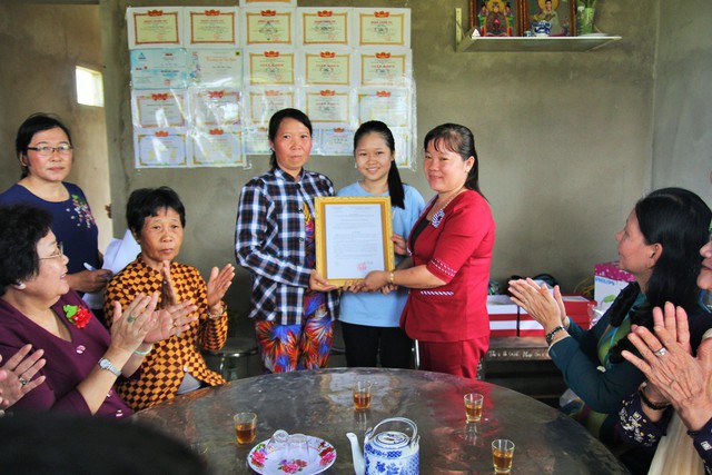 Nhờ báo Tuổi Trẻ, giờ tôi đã an tâm kiếm tiền cho con đi học - Ảnh 1.