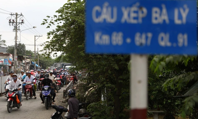 Cầu Xếp Bà Lý sửa chữa, tài xế kêu trời vì kẹt xe - Ảnh 7.