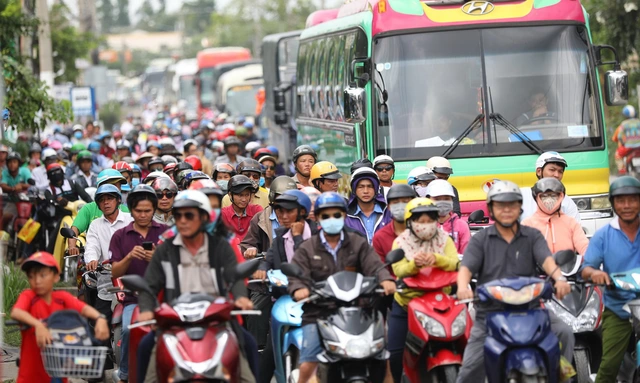 Cầu Xếp Bà Lý sửa chữa, tài xế kêu trời vì kẹt xe - Ảnh 1.