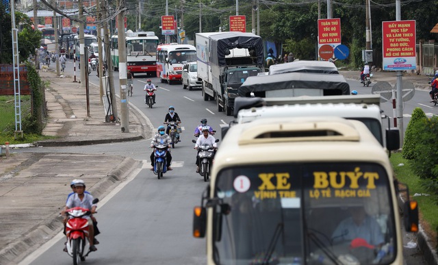 Cầu Xếp Bà Lý sửa chữa, tài xế kêu trời vì kẹt xe - Ảnh 2.