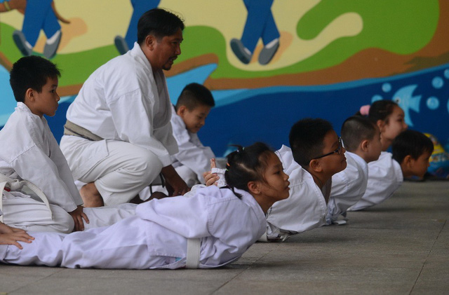 Quảng Nam thí điểm dạy võ, bóng đá trong trường THCS - Ảnh 1.