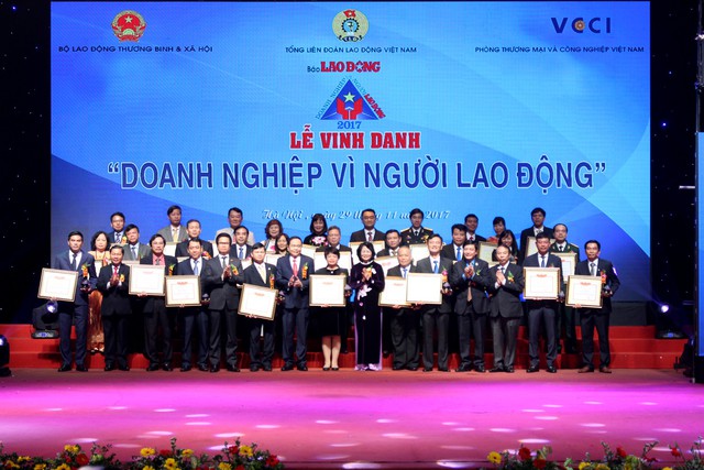 Vinh danh 74 doanh nghiệp vì người lao động năm 2017 - Ảnh 1. Vinh danh 74 doanh nghiệp vì người lao động năm 2017 - Ảnh 1.