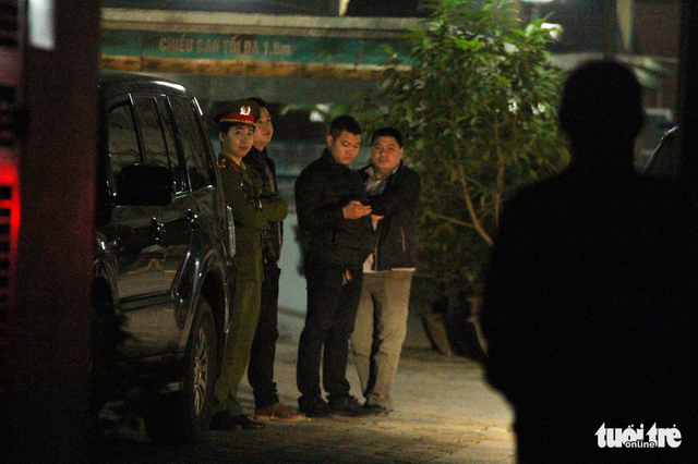 Lúc 19h45 tối 8-12, lực lượng công an có mặt bên trong sân tòa nhà CT4 Sông Đà, nơi có căn hộ của ông Đinh La Thăng, để tiến hành khám xét .Ảnh: CHÍ TUỆ