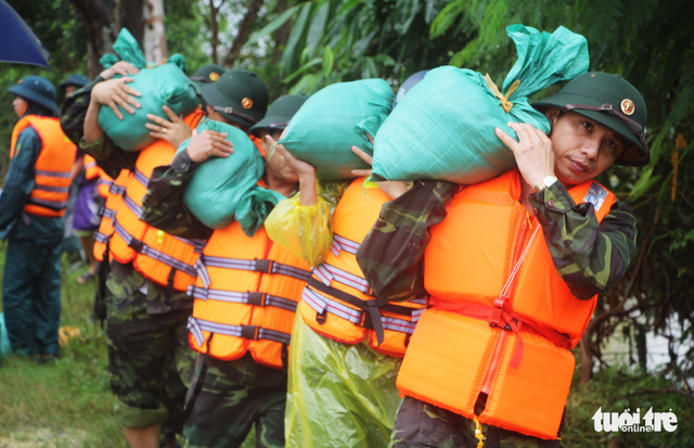 Hơn 500 người hộ đê sông Vinh trong mưa lớn - Ảnh 4.