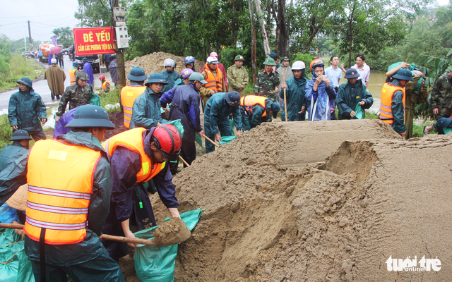 Hơn 500 người hộ đê sông Vinh trong mưa lớn - Ảnh 1.