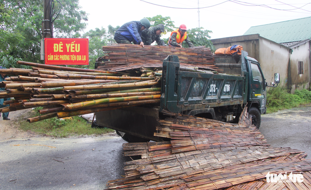 Hơn 500 người hộ đê sông Vinh trong mưa lớn - Ảnh 3.