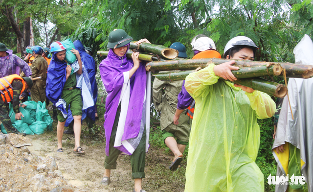 Hơn 500 người hộ đê sông Vinh trong mưa lớn - Ảnh 5.