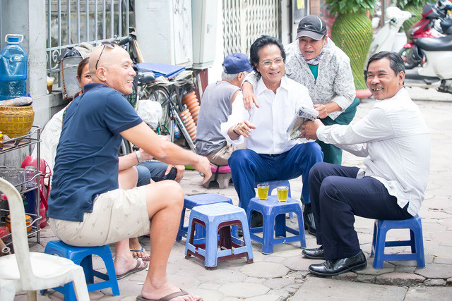 Xem ảnh Chế Linh đạp xe, uống trà vỉa hè trong tiết thu Hà Nội - Ảnh 1.