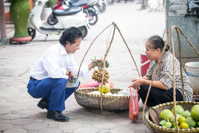 Xem ảnh Chế Linh đạp xe, uống trà vỉa hè trong tiết thu Hà Nội - Ảnh 2.