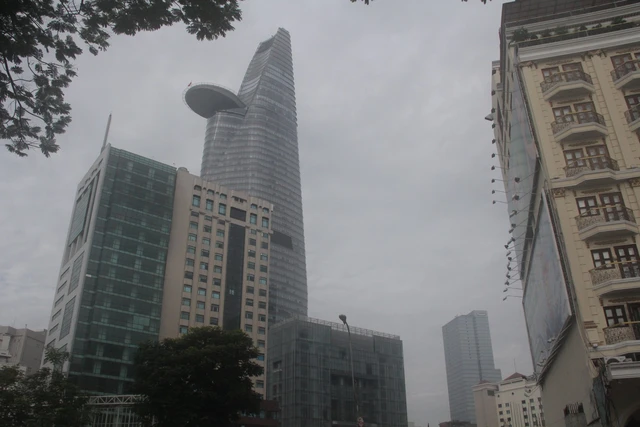 Bầu trời TP.HCM mờ ảo vào sáng sớm - Ảnh 4.